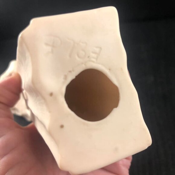 Ceramic Hooded Monk Figurine With cross-detailing - Picture 7 of 7